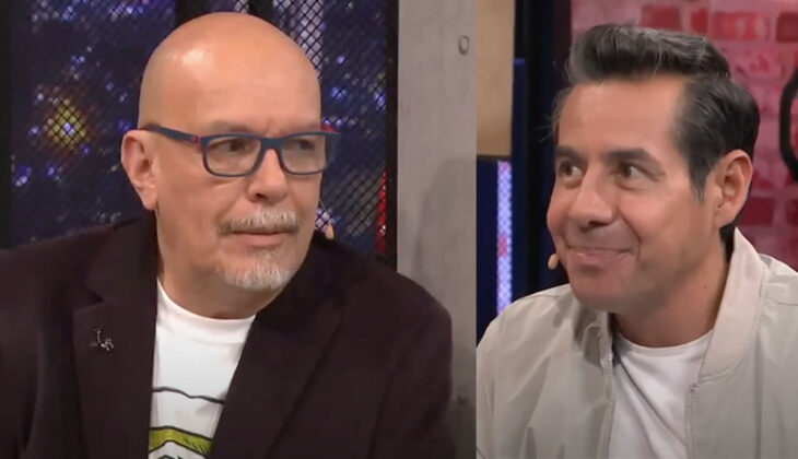 Imagen de Yordo Rosado y Mauricio Castillo en un programa de entrevistas van vestidos semiformal 