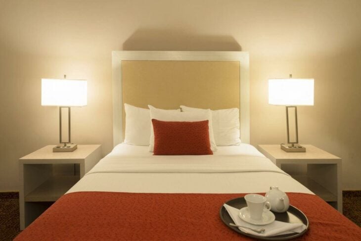 imagen que muestra la habitación de un hotel 