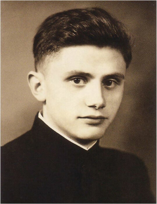 imagen de la juventud del papa emérito Benedicto XVI vestido de seminarista