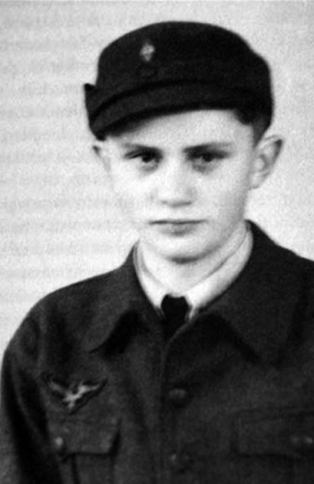 imagen del papa emérito Benedicto XVI en su niñez lleva un uniforme militar