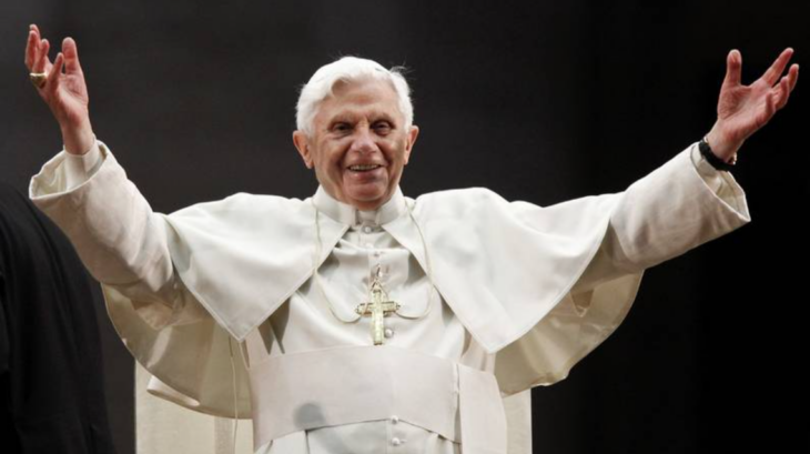 imagen en primer plano del papa emérito Benedicto XVI lleva su vestimenta papal y saluda a los feligreses