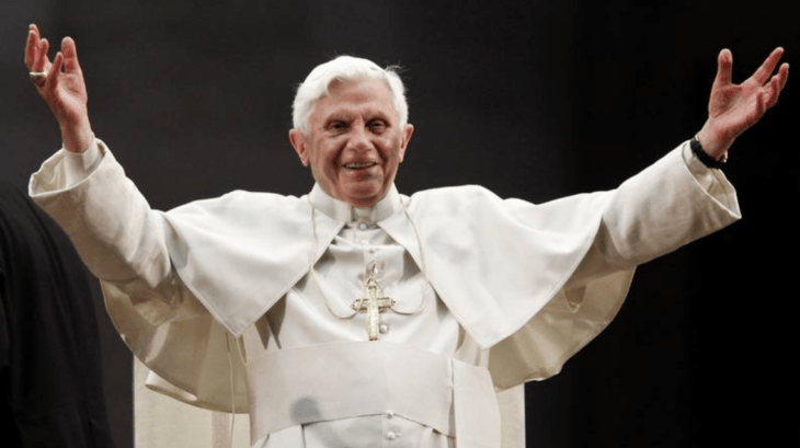 imagen en primer plano del papa emérito Benedicto XVI lleva su vestimenta papal y saluda a los feligreses