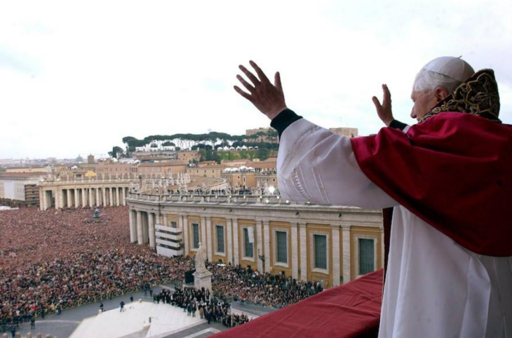 el papa emérito Benedicto XVI saluda en la plaza de San Pedro a los feligreses después de asumir su cargo como lider de la Iglesia católica