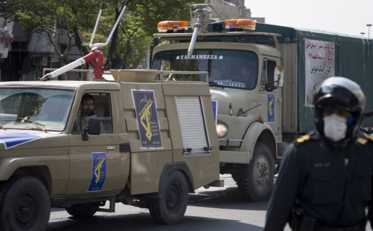 camiones de patrullaje de la policía de la moral en Irán recorren las calles de la capital del país