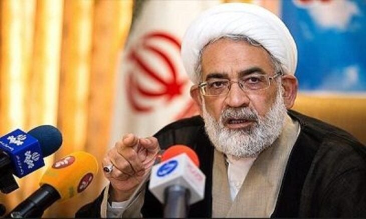 El fiscal jefe de Irán, Mohamed Jafar Montazeri en una conferencia de prensa lleva lentes transparentes y un turbante blanco en la cabeza