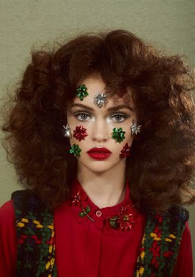 Mujer con moños navideños en la cara vintage