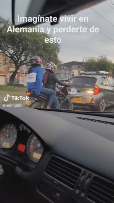 imagen que muestra a un carro que está siendo escoltado por unas motos que en la espalda tienen letreros diciendo que son sus escoltas 