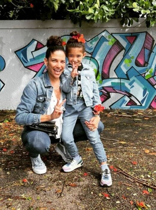 Natalia Jimenez junto a su hija Alessandra 