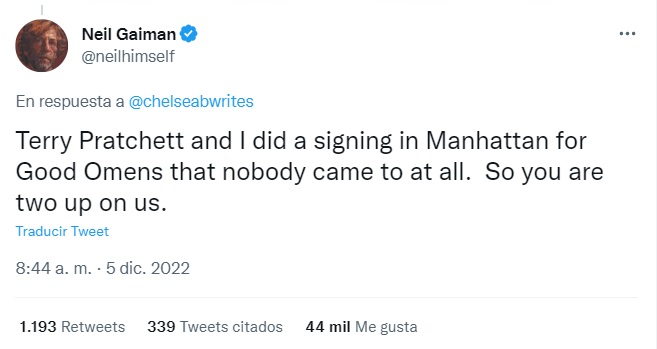 Neil Gaiman plática su experiencia en una firma de libros