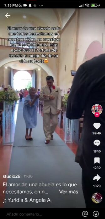 video de una tierna abuelita acompañando a su nieto al altar de la iglesia mandando besos a los presentes 