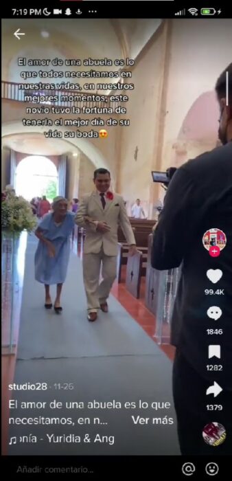 captura de pantalla de una abuelita que se viralizó por acompañar a su nieto al altar el día de su boda 