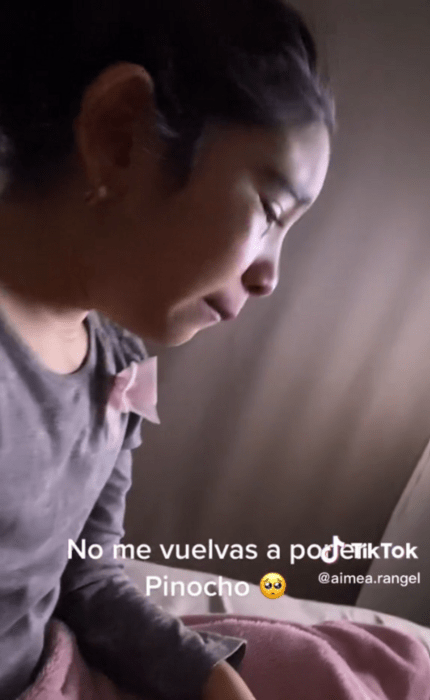 imagen de TikTok una niña llora desconsolada lleva un vestidito color violeta esta de perfil en la imagen 