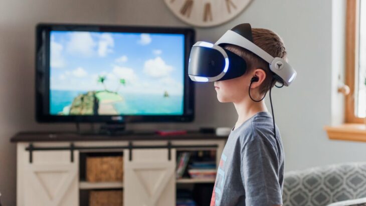 Niño usando casco de realidad virtual 
