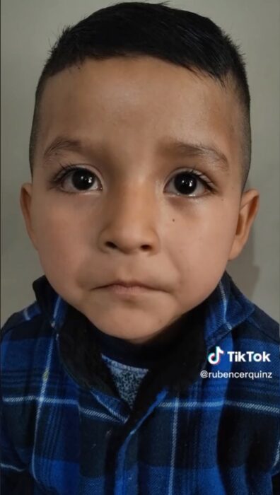 captura de pantalla que muestra a un niño llorando pidiendo a su papá le de un regalo de navidad