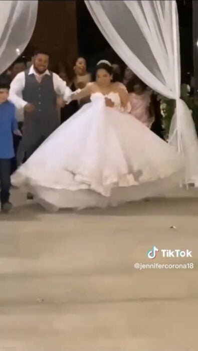 imagen que muestra a una pareja de recién casados entrando a la fiesta de su boda 