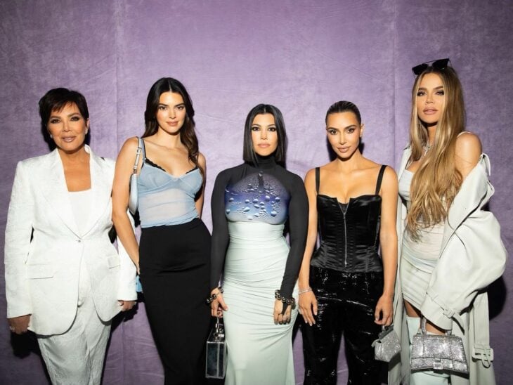 Fotografía en la que posan Kris Jenner junto a sus hijas Khloé, Kim, Kourtney y Kyllie 