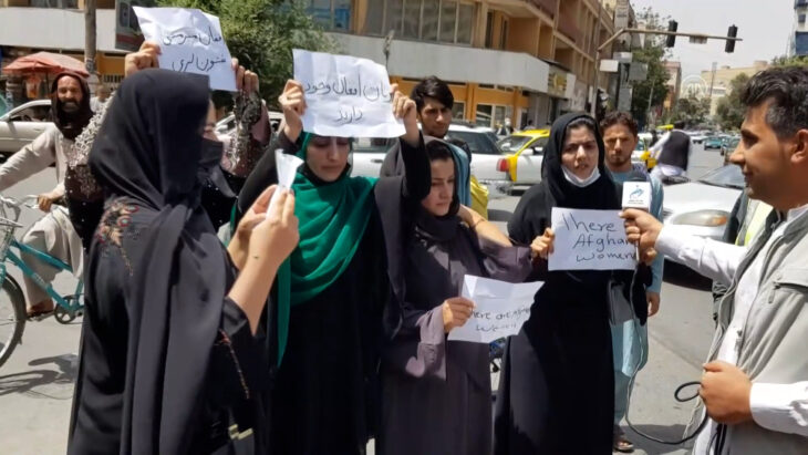 mujeres afganas con carteles exigiendo sus derechos 