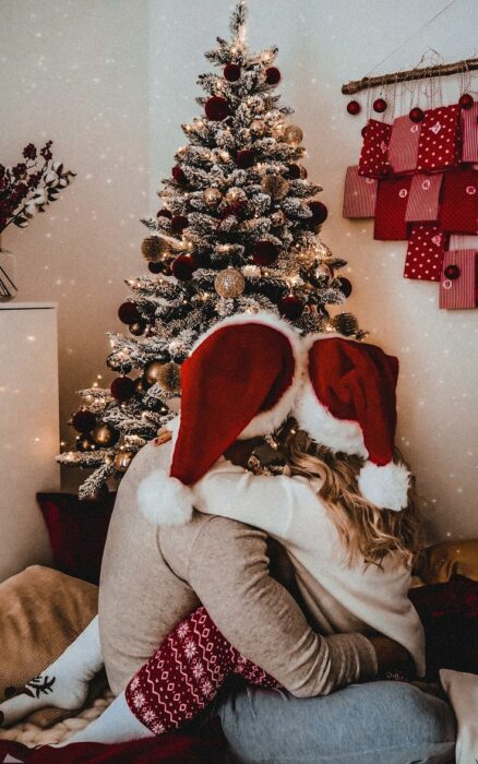 Pareja decorando árbol de navidad