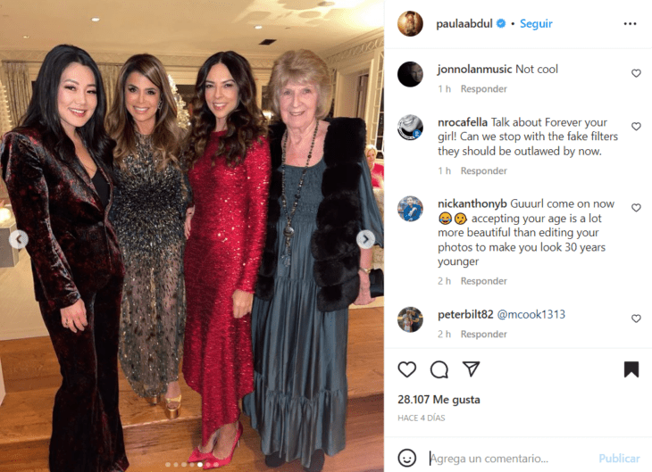 captura de pantalla de Instagram donde aparece Paula Abdul junto a sus amigas algunos usuarios hicieron comentarios de la imagen 