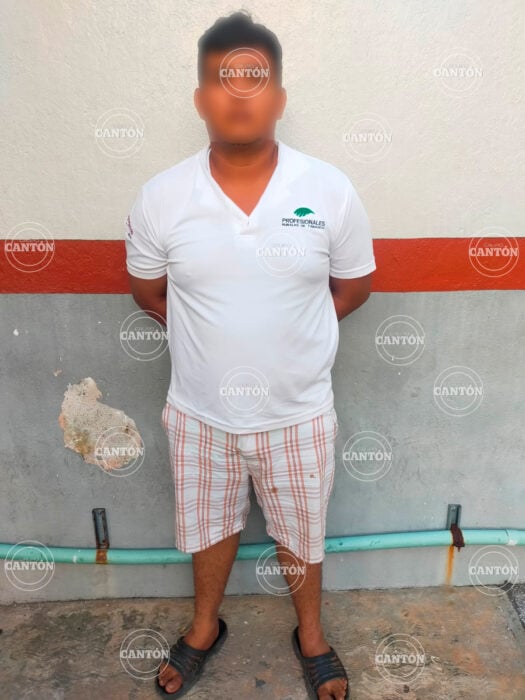 imagen de un hombre que fue detenido en Tabasco parado frente a la pared de su domicilio 
