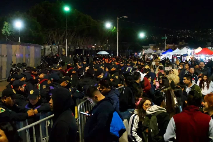 aglomeración de personas al exterior del Estadio Azteca en la presentación de Bad Bunny