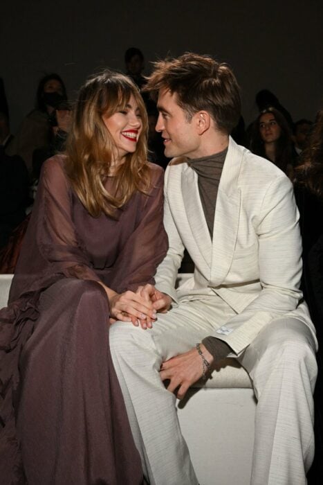 Robert Pattinson y Suki Waterhouse debutan como pareja en la alfombra roja en Giza, Egipto