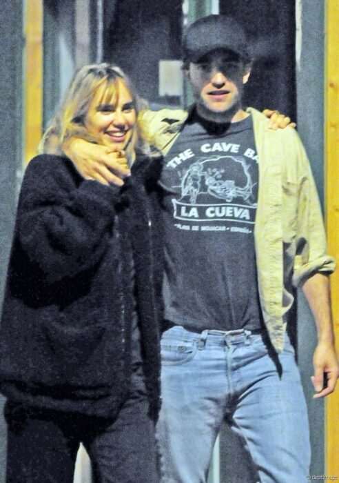 Robert Pattinson y Suki Waterhouse tomados de la mano