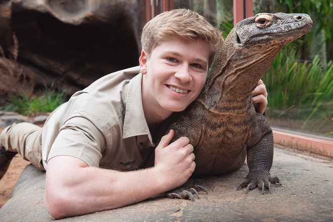 Robert Irwin y un dragón de komodo