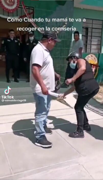 madre golpeando a su hijo con un cinturón en los chamorros saliendo de una prisión en Perú 