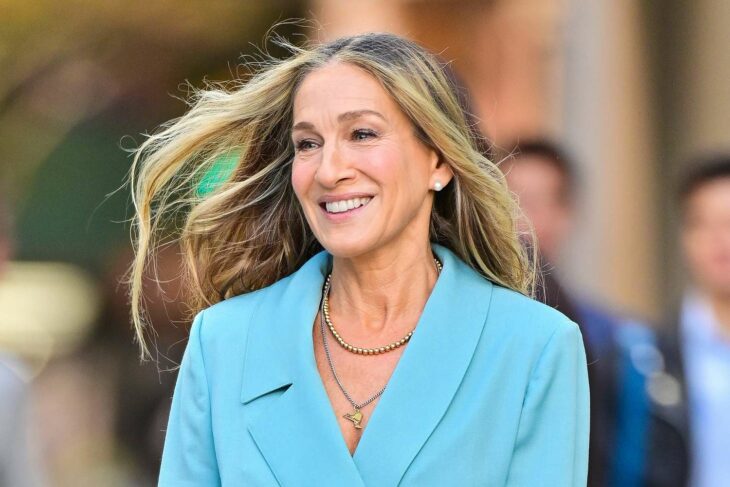 Sarah Jessica Parker caminando con traje azul 