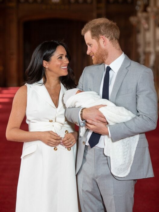 El príncipe Harry y su esposa Meghan Markle mientras cargan a su primogénito Archie