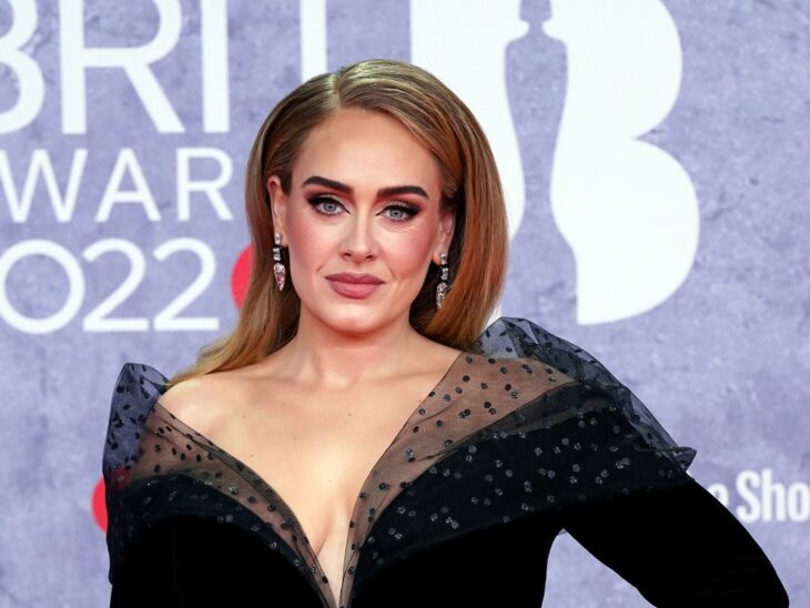 Fotografía de la cantante Adele en una premiación este 2022