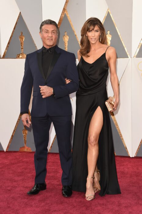 fotografía de Sylvester Stallone posando junto a su esposa en la alfombra roja de los premios Oscar 