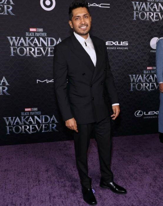 Tenoch Huerta posando en la alfombra roja de la premiere de la película Black Panther: Wakanda Forever 