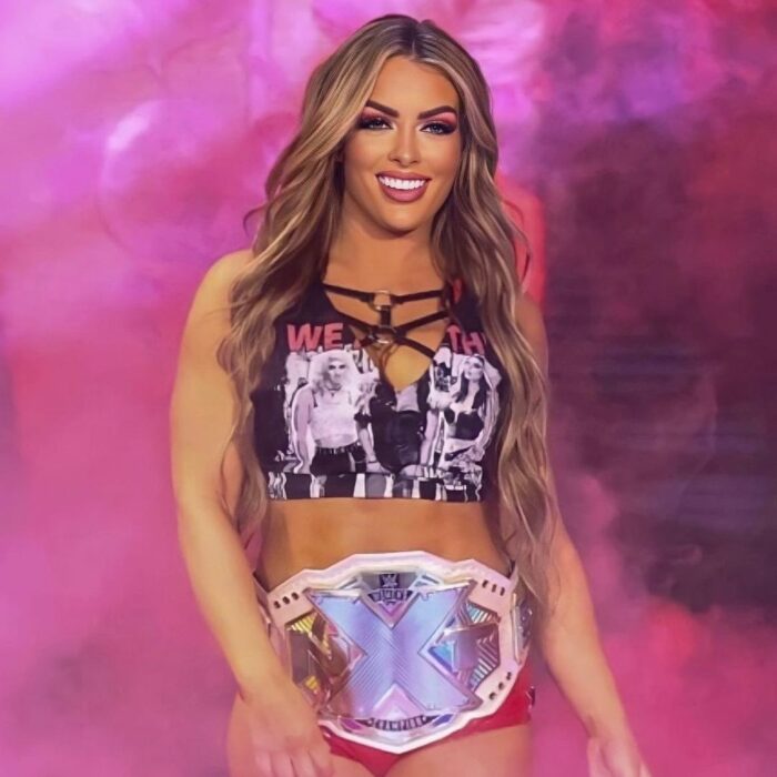 Fotografía de la luchadora Mandy Rose con su cinturón como campeona de la NXT 
