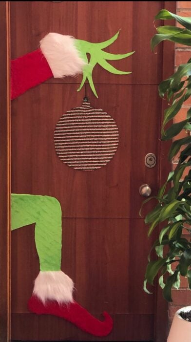 puerta decorada con el grinch
