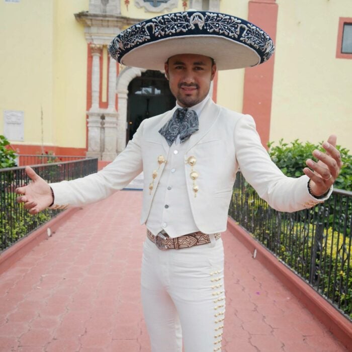 Ángel Ortiz mariachi vestido de blanco
