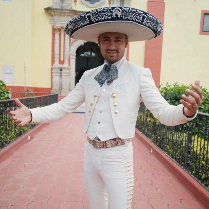 Ángel Ortiz mariachi vestido de blanco