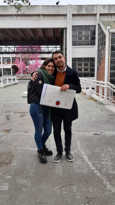 Juan Manuel repartidor con su diploma de graduación como arquitecto