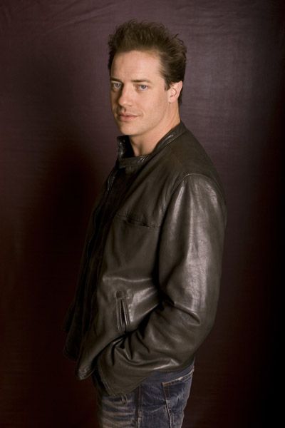 Brendan fraser con chamarra de piel posando 