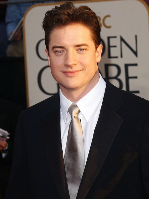 Brendan Fraser de traje y sonriendo 