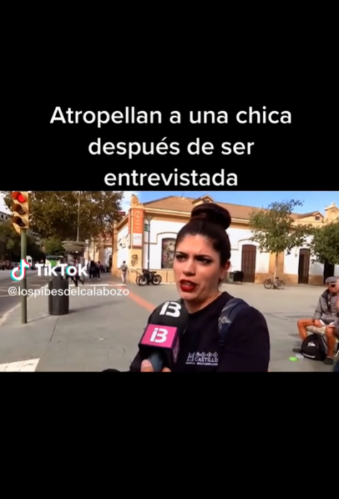 Mujer dando una entrevista en la calle