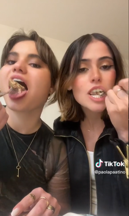 Influencers comiendo gorditas por primera vez