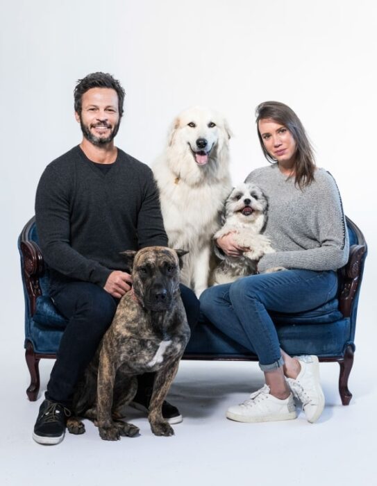Dannielle y Rob Scheinberg con perros