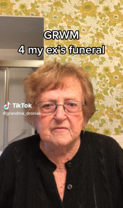 Abuela arreglándose para el funeral de su ex