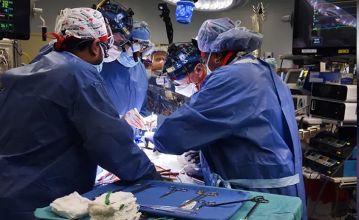Médicos durante una cirugía de amputación de piernas