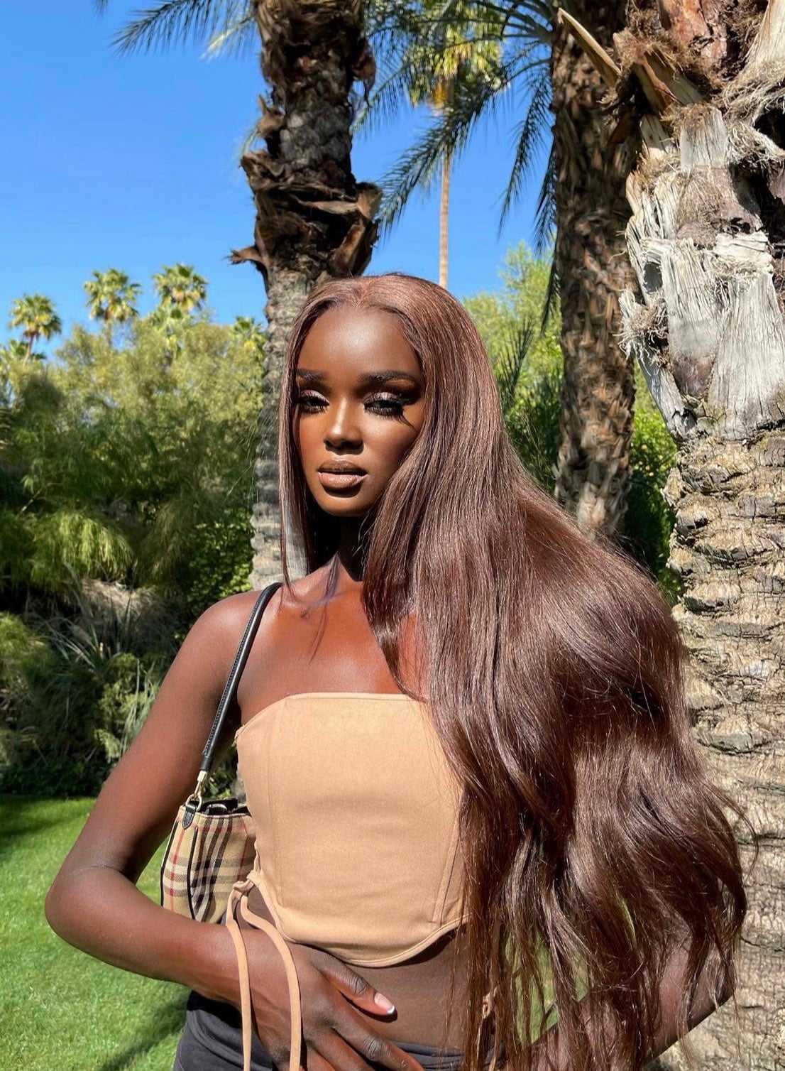Duckie Thot la modelo que deslumbra por su hermosa piel