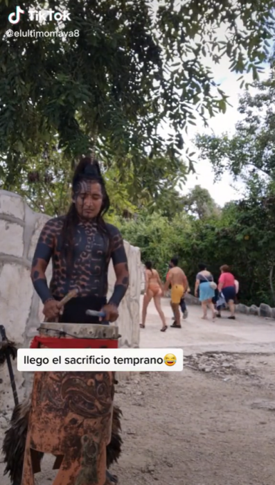 Hombre guerrero maya en la selva el último maya tocando tambor prehispánico