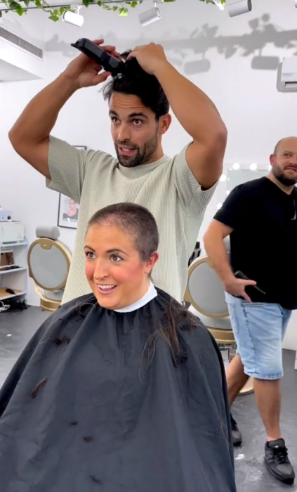 Estilista cortando el cabello a Emily mujer con cáncer