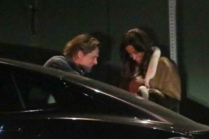 Brad Pitt e Inés de Ramón afuera de un coche
